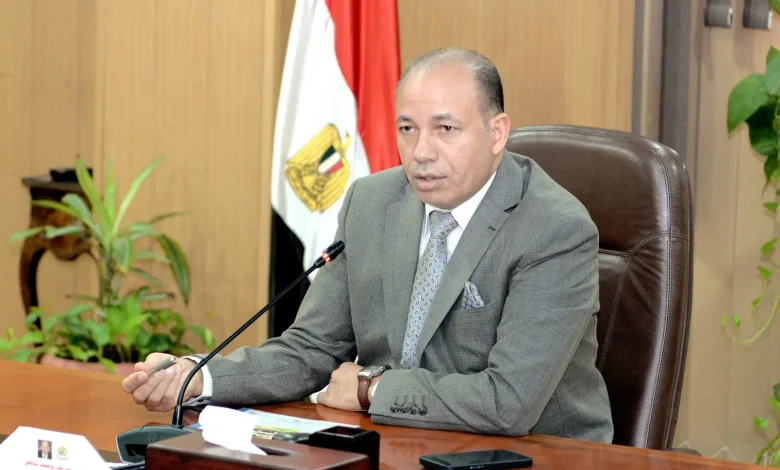 رئيس جامعة المنصورة يكرم فريق عمل مسابقة أفضل جامعة صديقة للبيئة لفوز الجامعة بالمركز الأول